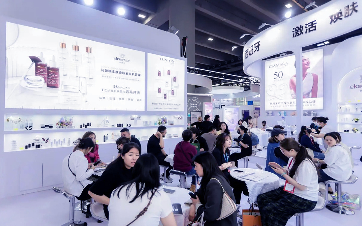 在高交會展臺布置中，構思展位的多場景設計