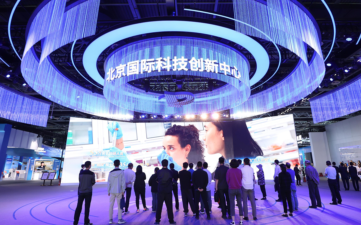 在香港展覽會設計中，顏色搭配喚醒品牌記憶